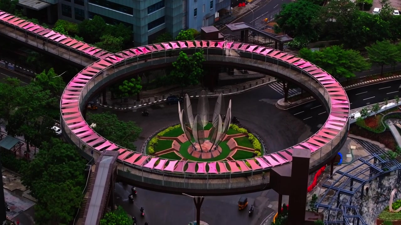 Mind Space Feather -liikenneympyrä The Westin -hotellin ja HSBC-rakennuksen kanssa Raheja Mindspace IT Parkissa, Hitec Cityssä, Madhapurissa, Hyderabadissa, Telanganassa, Intiassa. Päiväsaikaan, lähennyskuva, dronekuva, 4K.
