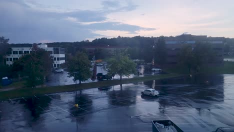 Zeitrafferaufnahme-über-Einem-Parkplatz-An-Einem-Regnerischen-Tag-Mit-Blick-Auf-Wenige-Autos,-Die-Während-Der-Abendzeit-Geparkt-Wurden