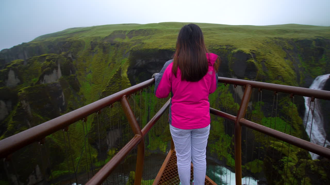 mujer viajera en fjadrargljufur en islandia.