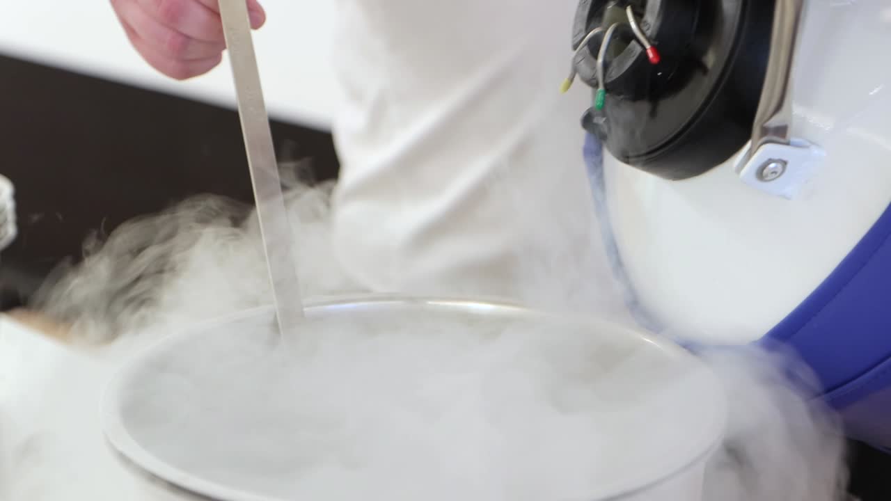 사람들은 액체 질소로 일하고 있습니다.