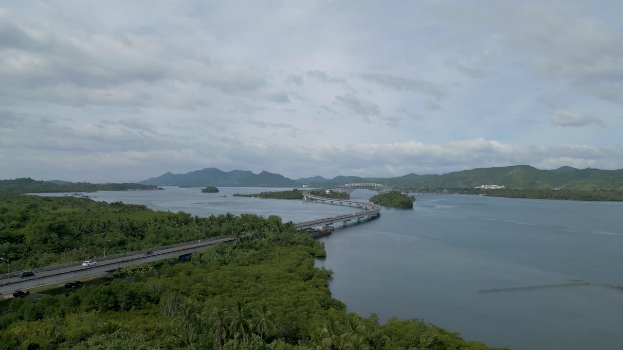 el puente de san juanico conecta las islas de leyte y samar, filipinas