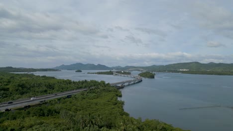 산후아니코 다리는 필리핀의 레이테 섬과 사마르 섬을 연결한다.
