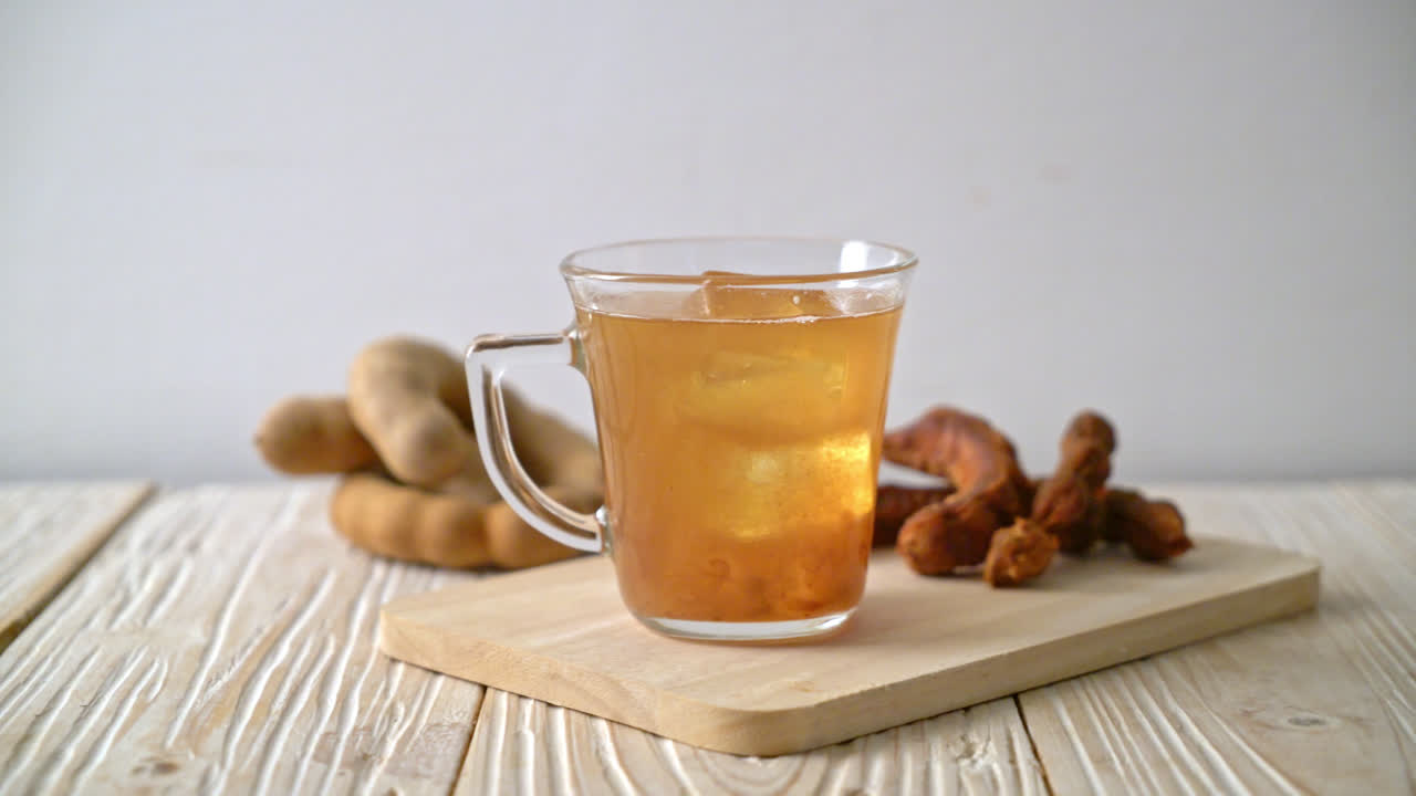 Deliziosa bevanda dolce succo di tamarindo e cubetto di ghiaccio - stile bevanda salutare