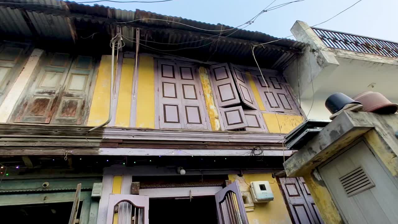 마을 앞면의 구식 집