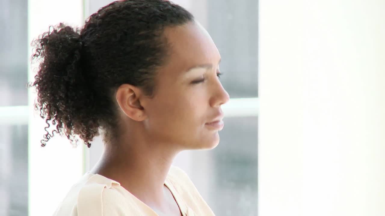 retrato de una mujer de negocios pensativa