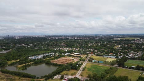 Disparo-De-Un-Dron-Sobrevolando-El-Barrio-De-San-Isidro-En-Buenos-Aires,-Argentina