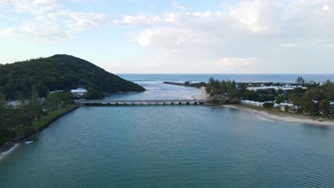 Vista-Lejana-Del-Promontorio-De-Burleigh-Y-El-Puente-De-Carretera-Sobre-Tallebudgera-Creek-En-Gold-Coast,-Qld,-Australia