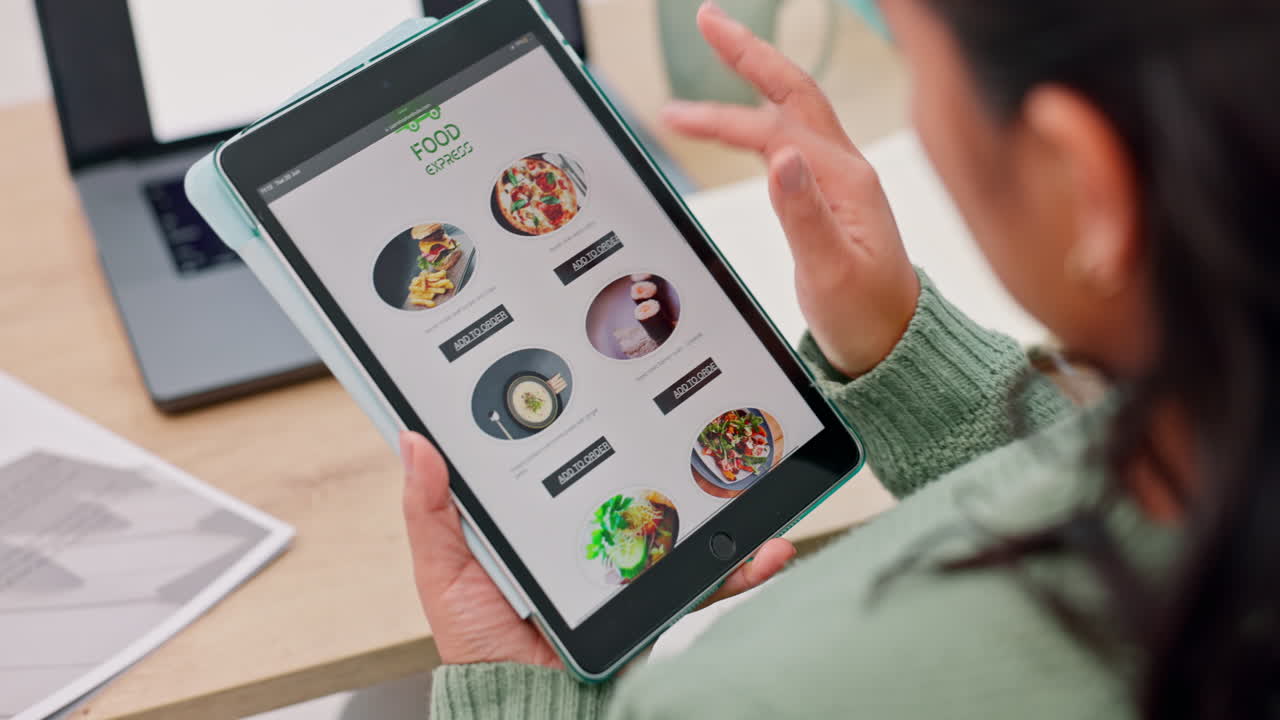 trabajo, aplicación y una tableta con manos para el almuerzo