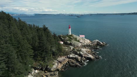 Vista-Aérea-Alrededor-Del-Faro-De-Point-Atkinson-En-Lighthouse-Park-En-West-Vancouver-En-Un-Día-Parcialmente-Nublado,-Columbia-Británica,-Canadá