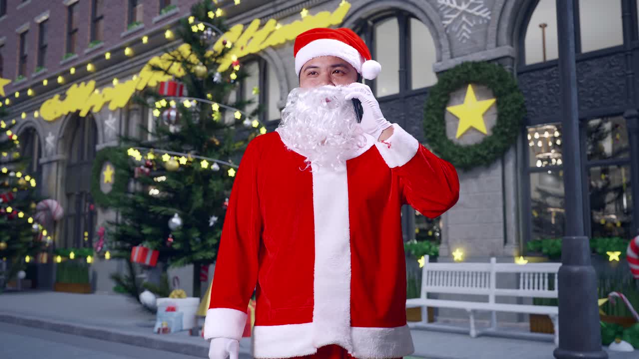 아시아 산타클로스가 크리스마스 밤에 휴대전화로 이야기하는 것