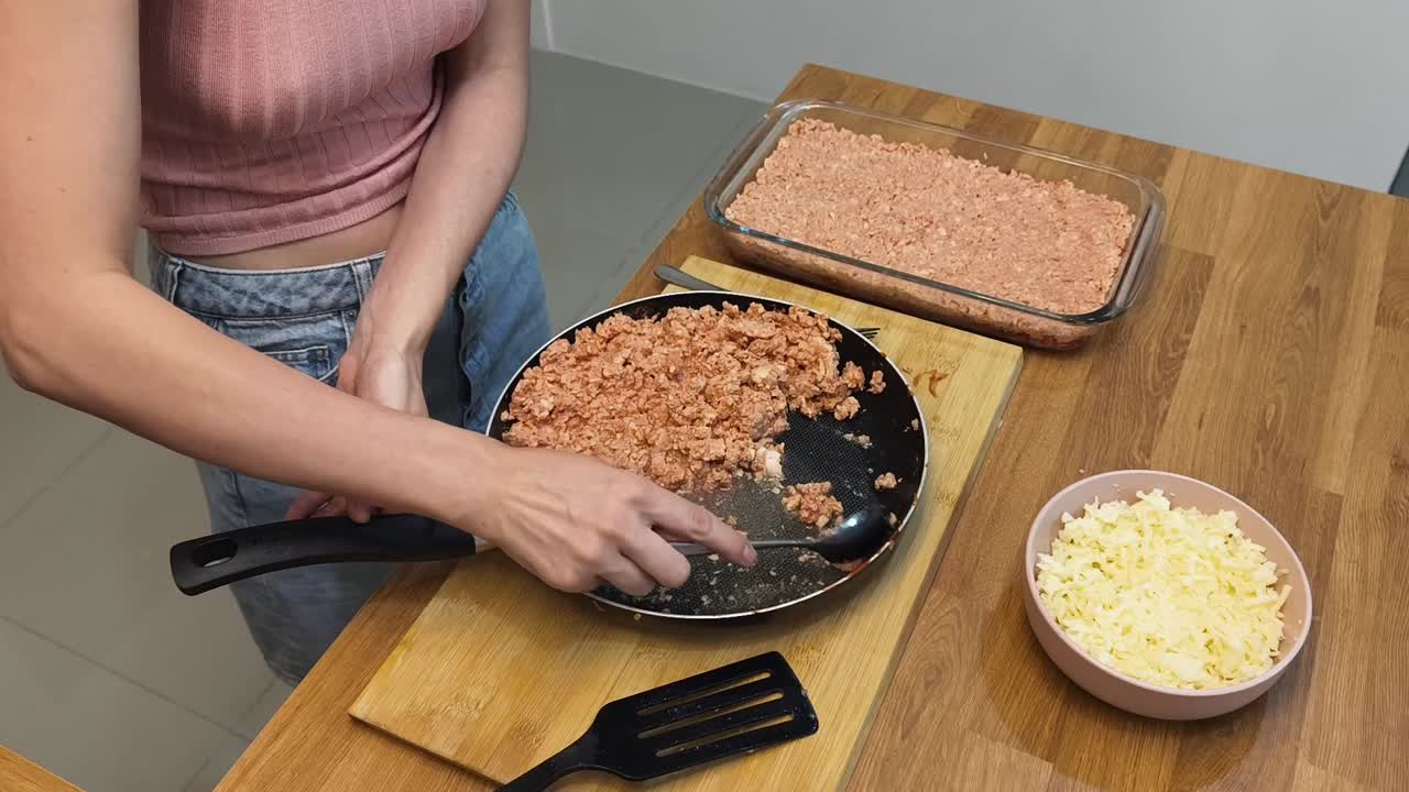Preparing a meal with minced meat and cheese