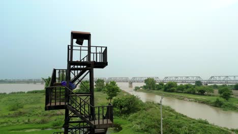 Torre-De-Vista-Del-Cielo-Cerca-Del-Río