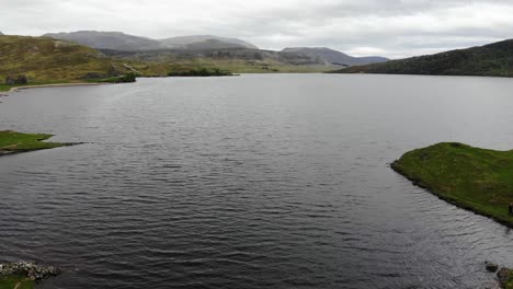 Disparo-Aéreo-Hacia-Adelante-Volando-Más-Allá-De-Las-Ruinas-Del-Castillo-De-Ardvreck-En-Las-Tierras-Altas-Escocesas