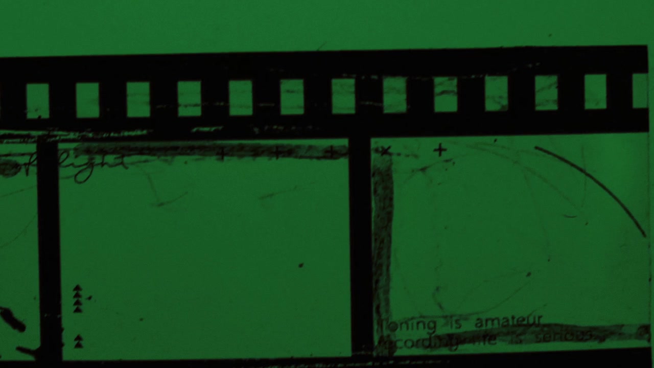 Sovrapposizione di striscia di pellicola vintage con tonalità verde e graffi