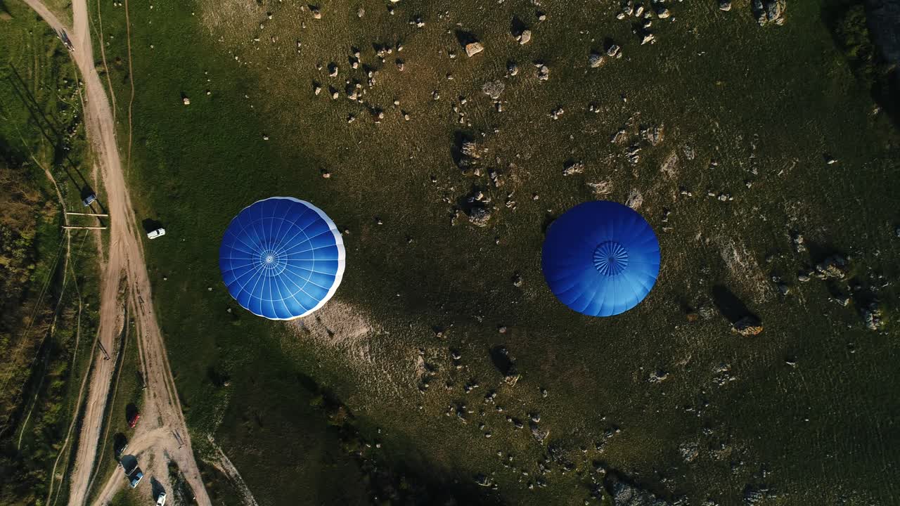 palloncini ad aria calda sopra un campo