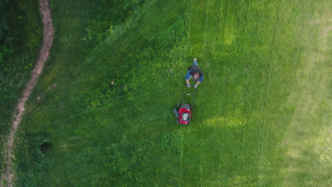 잔디 기 기계 로 잔디 를 는 사람