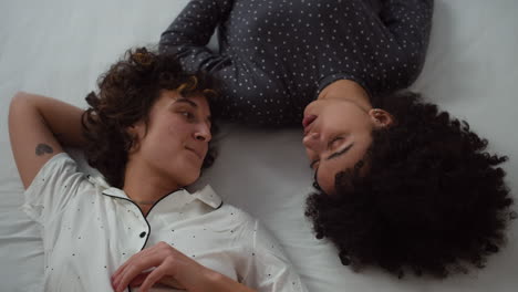 Happy-couple-talking-on-bed