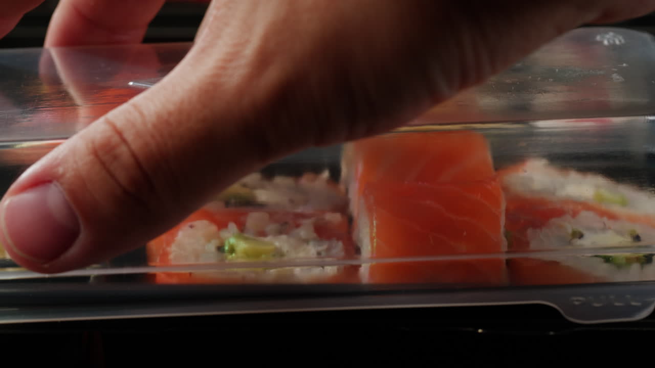 sushi de salmón en una caja de bento