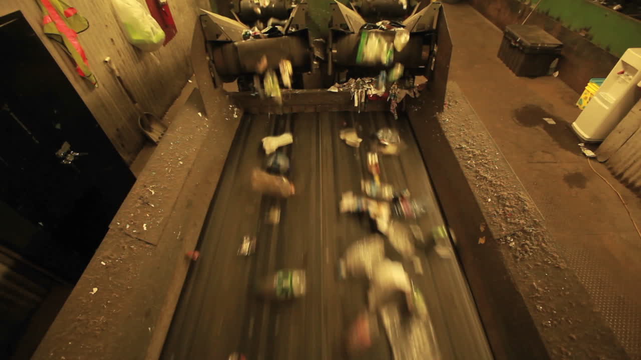 재활용 재료는 공장의 컨베이어 벨트를 따라 이동합니다.