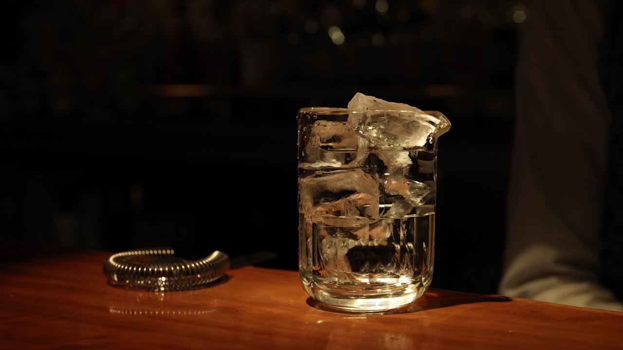 barman preparando una bebida con hielo y habilidad