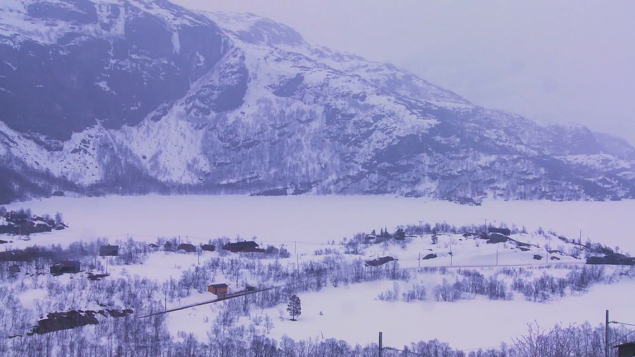 기차는 유럽의 눈 덮인 풍경을 여행한다 2