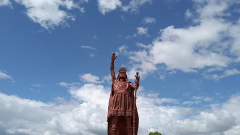 escultura de bronce del emperador inca atahualpa erigida en cajamarca, perú.