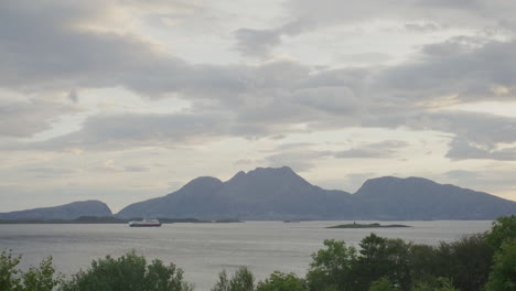 Ferry-Frente-A-La-Montaña-Donnamannen-Durante-El-Día