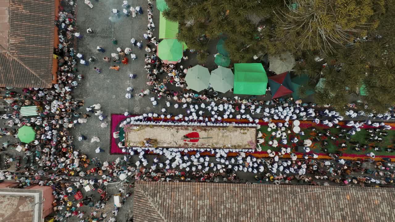 procesión de jesús llevando la cruz en antigua guatemala - aire hacia abajo