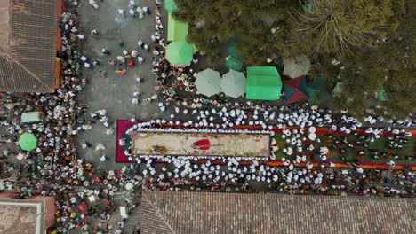 Prozession-Von-Jesus,-Der-Das-Kreuz-In-Antigua,-Guatemala-Trägt---Luftaufnahme-Von-Oben-Nach-Unten