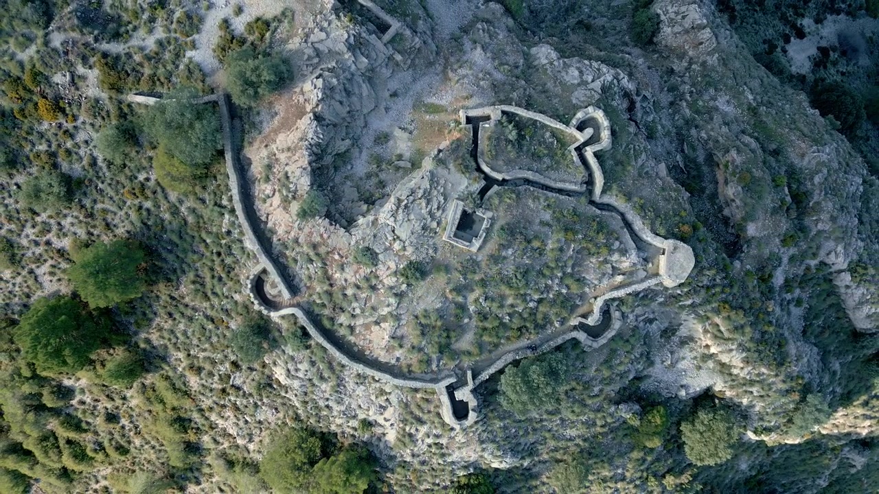 Guerra di trincea. Vista aerea. Trincee e bunker in pietra sulla cima di una montagna. Rovine di una costruzione militare difensiva. Guerra civile spagnola. Spagna.