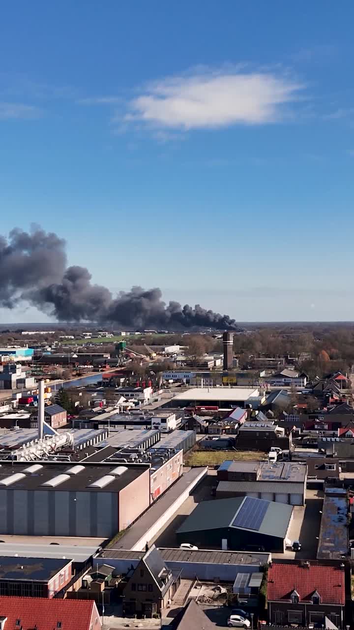 Veduta aerea di denso fumo nero che si innalza da un'area industriale