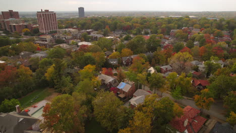 Vuelo-Aéreo-Sobre-Un-Hermoso-Barrio-En-Clayton-En-St.