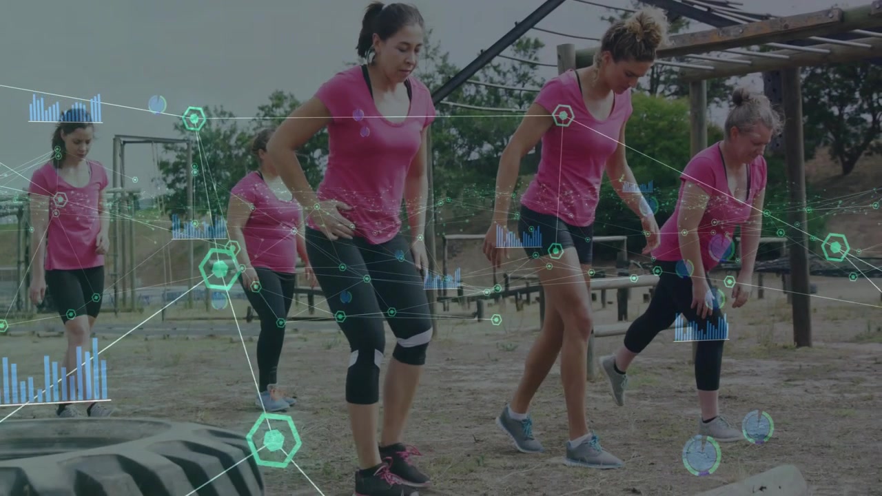 Mujer líder haciendo una zancada tras alinearse, entrenamiento en grupo en un parque de fitness con seguimiento de articulaciones por RA.