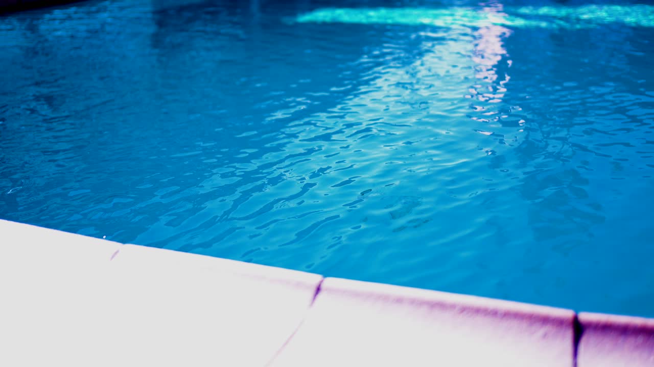 Close-Up Air Kolam Biru yang Tenang