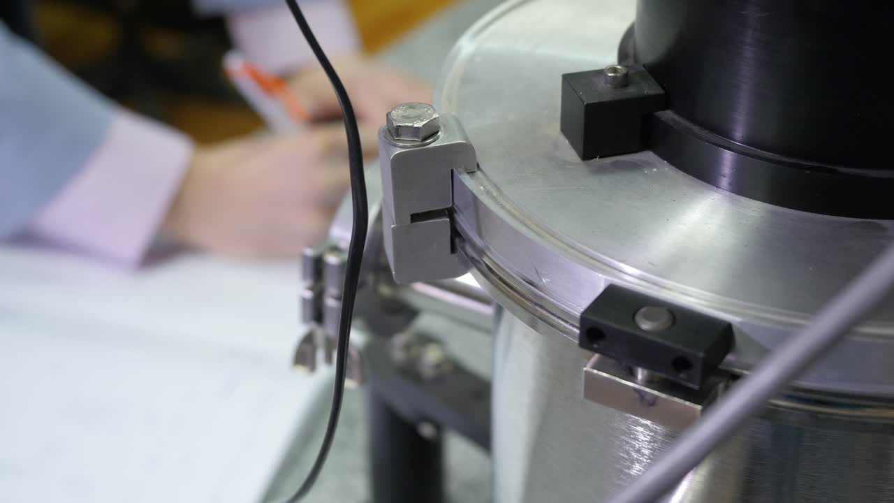 실험실 에서 메모 를 하는 과학자