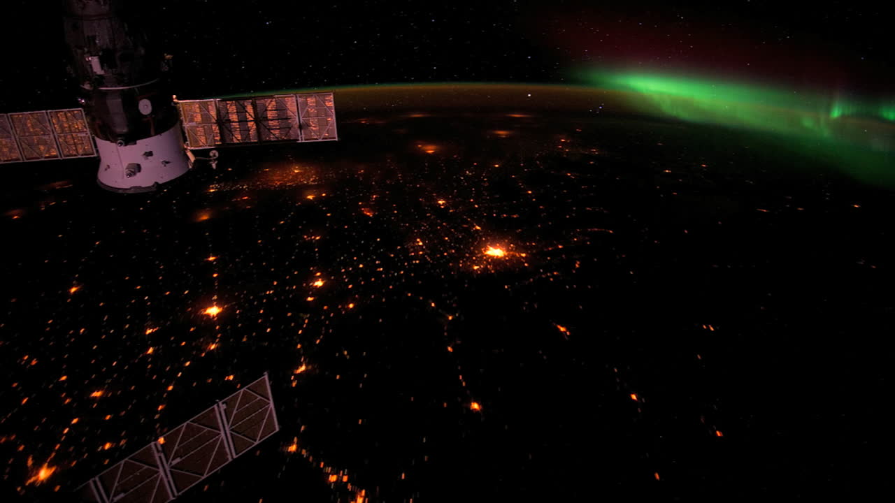 la estación espacial internacional sobrevuela la tierra por la noche 5