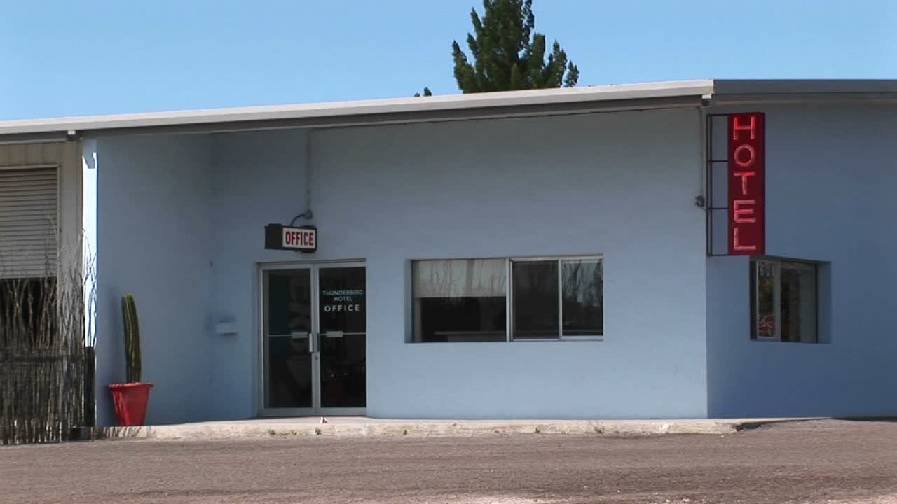 plano medio de la entrada principal de un pequeño hotel