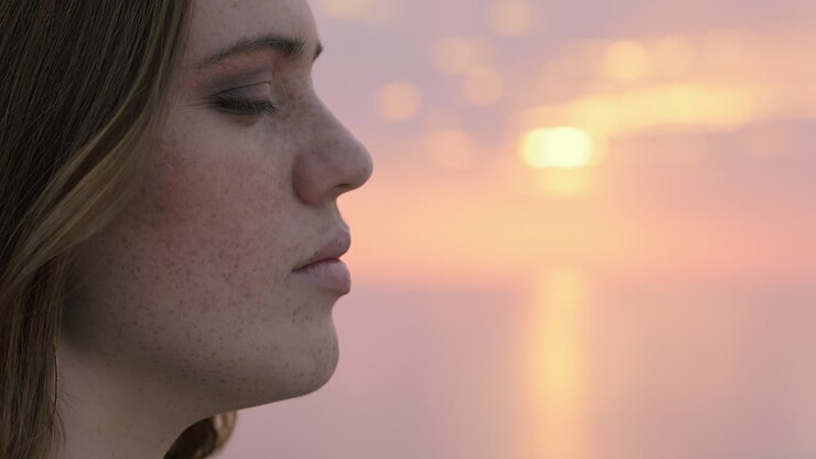 retrato de una hermosa mujer joven disfrutando de la tranquilidad de la playa al atardecer explorando la espiritualidad contemplando el futuro
