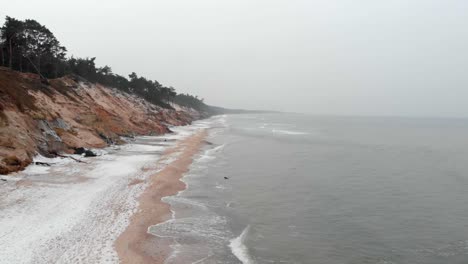 toma aérea de la playa de arena en ustka en invierno