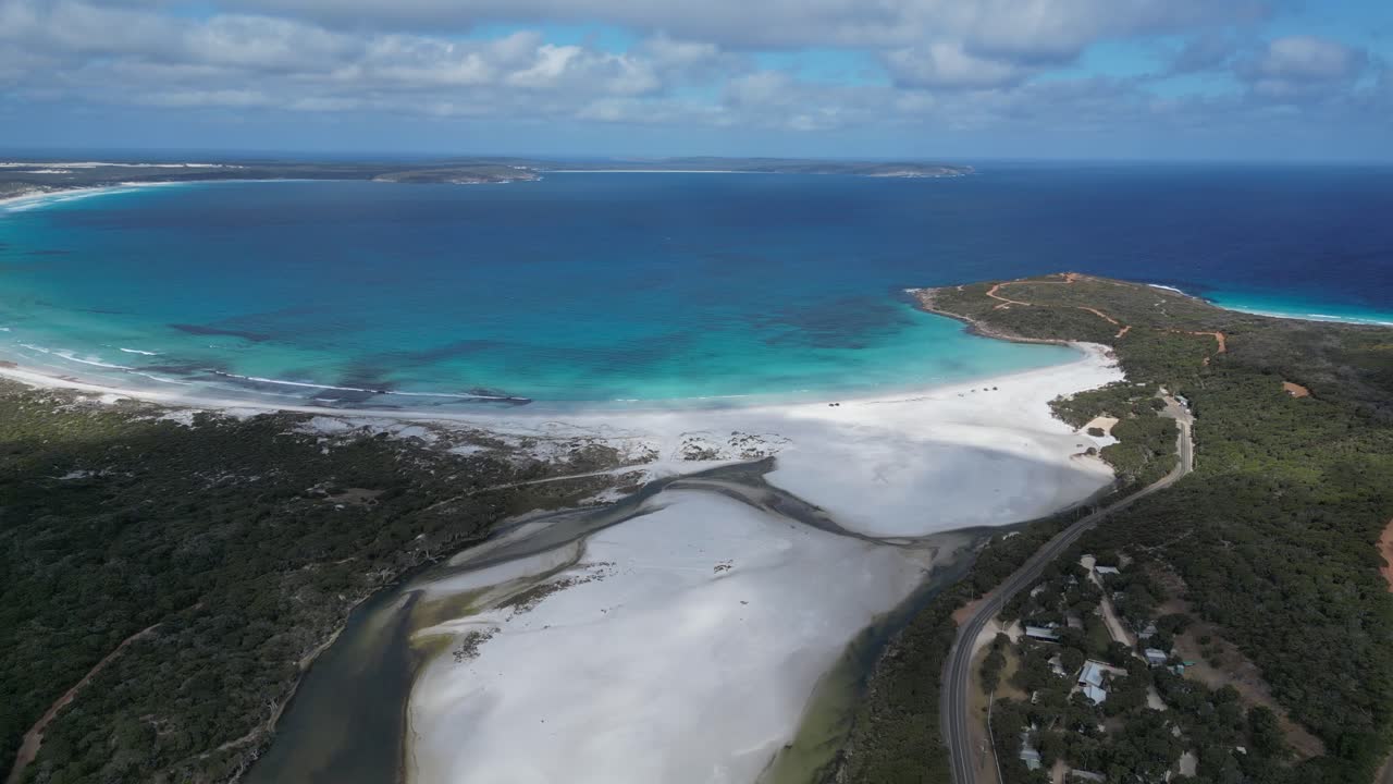 vista aérea de la hermosa playa semicircular de bremer en australia occidental