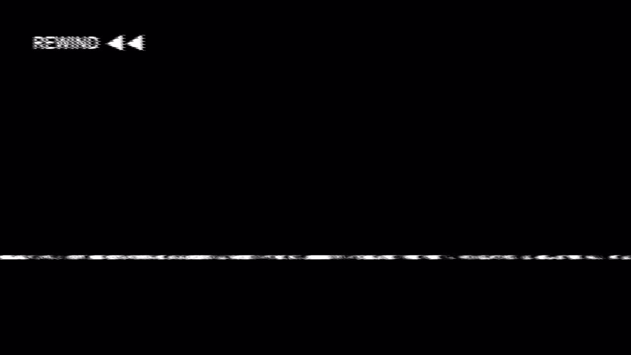 VHS tilbakespolingseffekt med statisk og glitch på svart skjerm.
