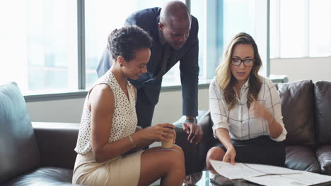 4k-footage-of-businesspeople-having-a-discussion