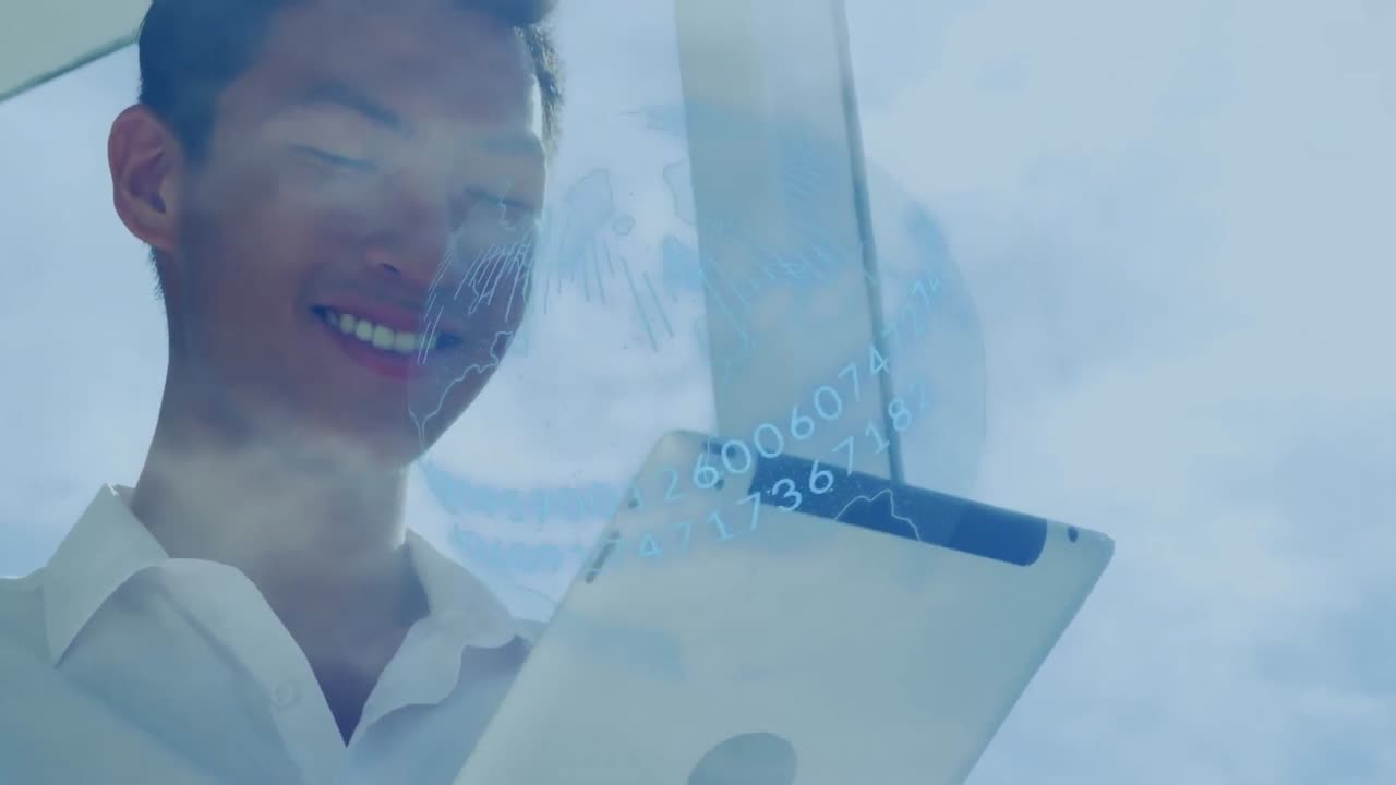 블루 글로브의 애니메이션과 데이터 처리, 태블릿을 사용하는 미소 짓는 사업가