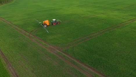 fumigación de pesticidas y fertilizantes en el campo vista aérea con tractor