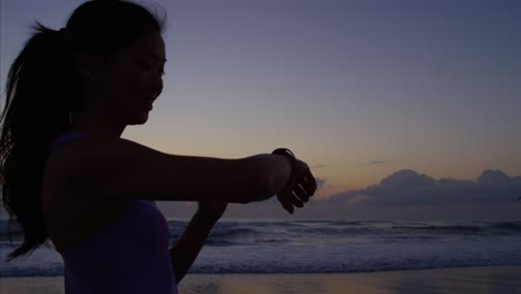 mujer asiática china entrenamiento de pérdida de peso con reloj deportivo