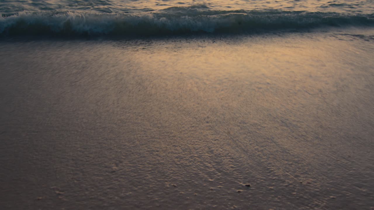 해가 지는 해변의 파도