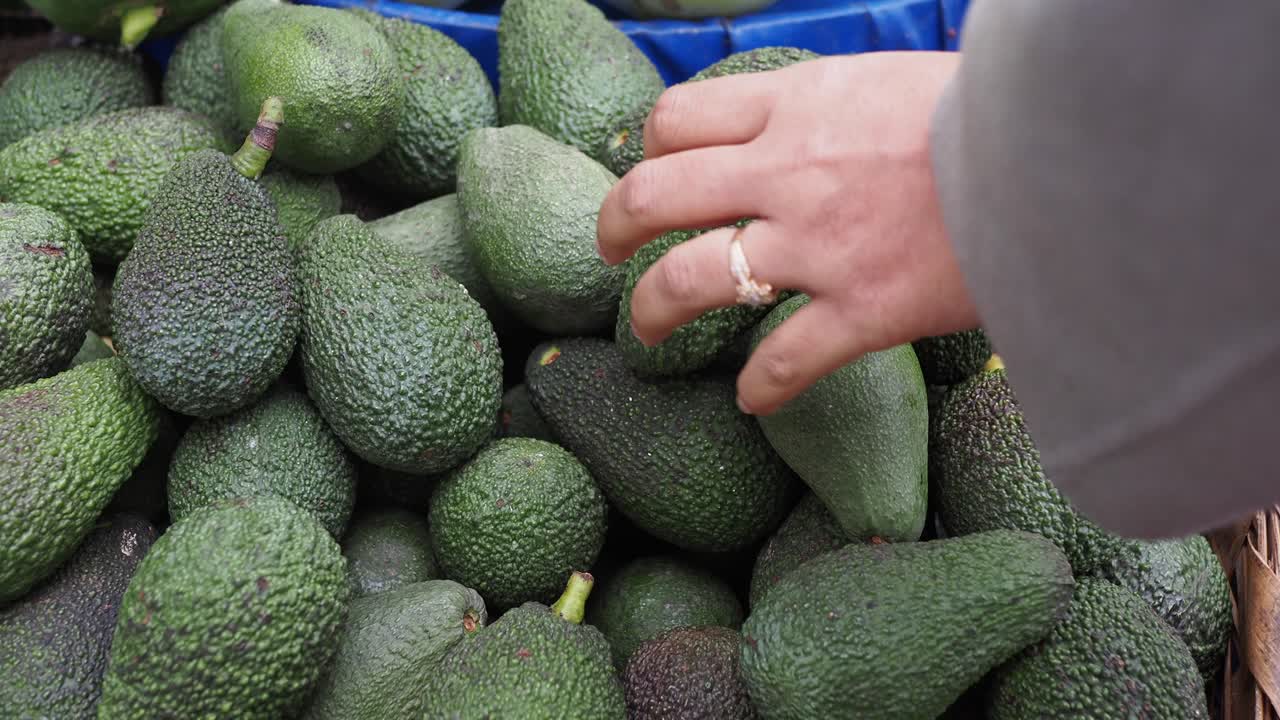 montón de aguacates