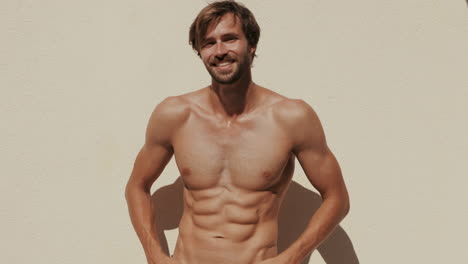 hombre musculoso posando al aire libre