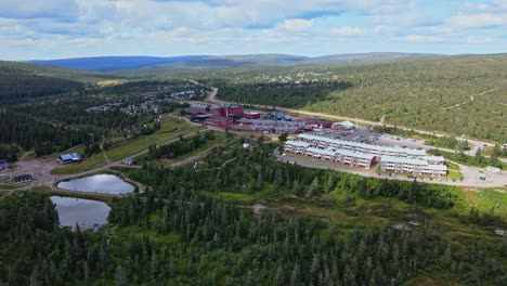 volando hacia salens hogfjallshotell en dalarna, suecia durante el día - toma aérea de drones