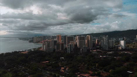 Aerial-drone-footage-of-Honolulu,-Hawaii